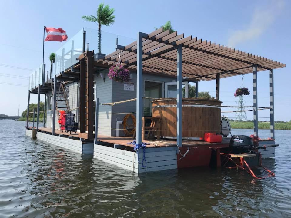 Houseboat On The Water Liepāja Exterior foto