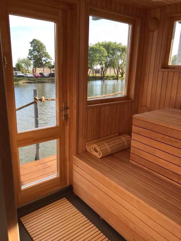 Houseboat On The Water Liepāja Exterior foto