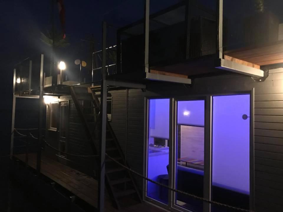 Houseboat On The Water Liepāja Exterior foto